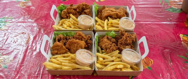 Salade tropicale fraîche aux produits locaux de Bora Bora