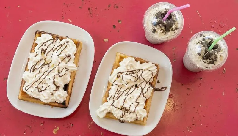 Jus de fruits frais tropicaux préparés au Snack Chez LOLO
